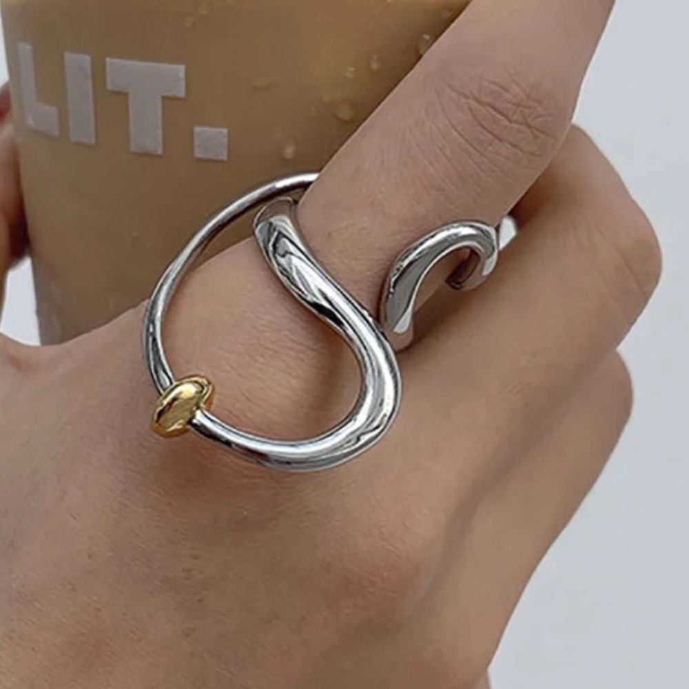 The Extra Abstract statement ring in 925 and gold plating.